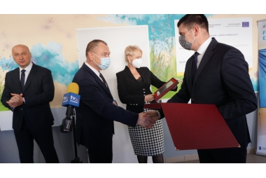 Mężczyźni podają sobie ręce 