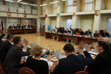 Radni uchwalili Powiatowy Program Rozwoju Pieczy Zastępczej - film 