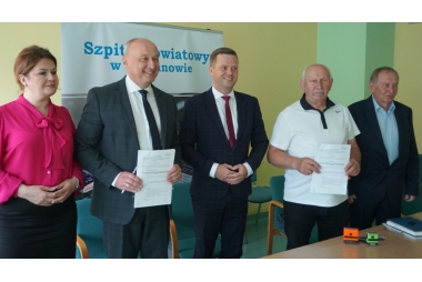 Cztery osoby stoją, pozują do zdjęcia