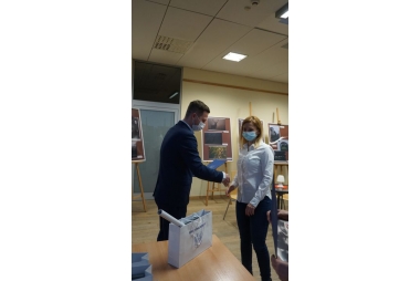 Mężczyzna podaje rękę kobiecie 