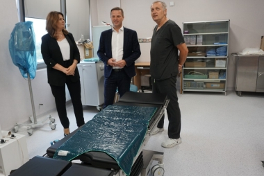 Kobieta i dwóch mężczyzn w pracowni endoskopii