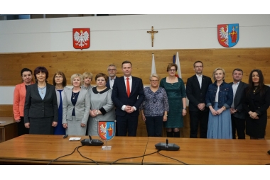 Grupa osób pozująca do zdjęcia 