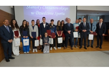 ZDJECIE GRUPOWE, LAUREACJI NAGRÓD STAROSTY CHRZANOWSKIEGO ZE STAROSTA WICESTAROSTĄ PRZEWDONICZĄCYM I WICEPRZEWODNICZĄCYM RADY POWIATU 