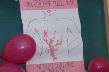 Młodzież uczy, jak uchronić się przed rakiem piersi 