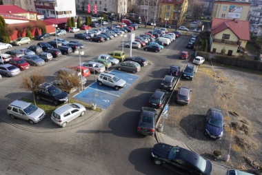Problem ze znalezieniem miejsca parkingowego przed Starostwem powinien zniknąć