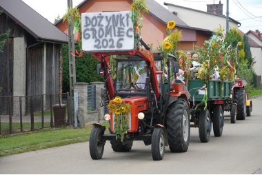 Zdjęcie przedstawiające traktor mający napis 