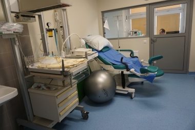 Sala w porodówce z łóżkiem dla rodzącej 