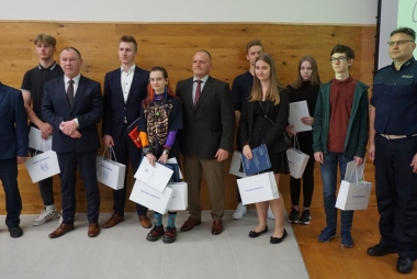 Grupa osób z dyplomami 