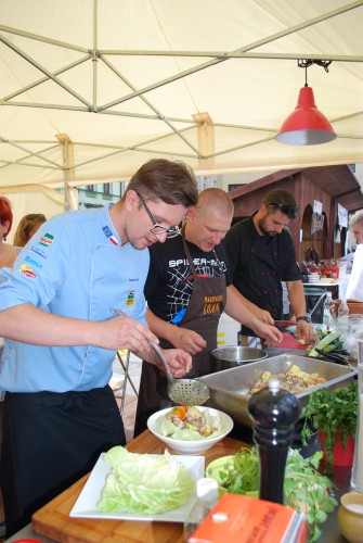 Ziemniaki po cabańsku w kuchni festiwalowej oświęcimskiego półfinału Małopolskiego Smaku