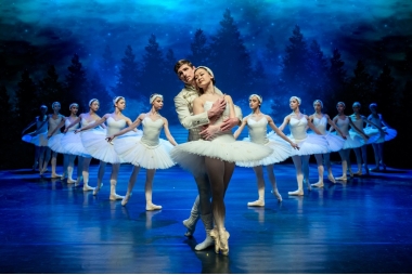 baletnice w białych strojach  i para baletowa na scenie zmienionej w jezioro, przedstawienie Jezioro łabędzie 