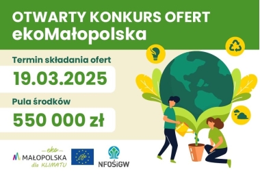 Grafika. Z prawnej strony znajdują się dwie postacie, które podlewają roślinę, które wygląda jak globus. Z lewej strony znajduje się pole tekstowe z treścią. W lewym dolnym rogu znajdują się logotypy.