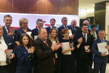 Starosta Janusz Szczęśniak  odebrał statuetkę Związku Powiatów Polskich 