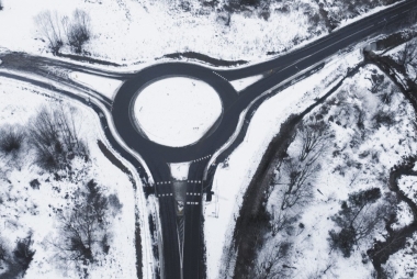 Zdjęcie z lotu ptaka przestawiające rondo i drogi prowadzące do ronda