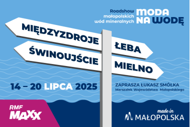 Grafika. W tle rysunek imintujący wodę. Na środku tablica z 4 drogowskazami miejscowości. Na dole i w prawym górnym rogu logo typy.
