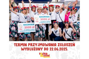 Zdjęcie kilunastu kobiet. Wiele z nich macha rękami i ma wianki na głowie, dwie z nich trzymają duże czeki.