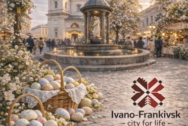 Karta wielkanocna. Na pierwszym planie duże kosze wypełnione pisankami, obok kwiaty. W tle zabudowania