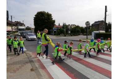 Dzieci przechodzą przez jezdnię 