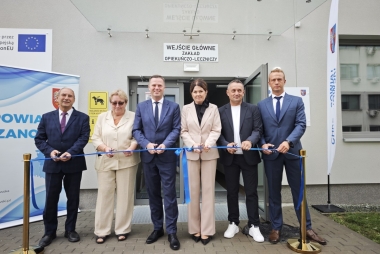 zdjęcie przedstawia wejście do budynku ZOL. Wstęgę przecinają (od lewej) Włodzimierz Korczyński, Izabela Kiełbalska, Bartłomiej Gębala, Wioletta Rudol, Paweł Deszcz