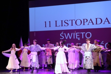 Młodzież w strojach z epoki tańczy poloneza 