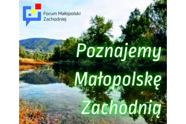 BANER POZNAJEMY MAŁOPOLSKĘ ZACHODNIA W TLE GÓRY PO PRAWEJ STR DRZEWA POSRODKU PŁYNIE RZEKA, W ROGU LOGO  FORUM MAŁOPOSLKI ZACHODNIEJ DYMEK Z NIEBIESKIEGO, ŻÓŁTEGO I CZERWONEGO PROSTOKĄTÓW
