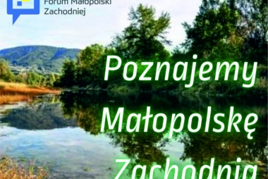 BANER POZNAJEMY MAŁOPOLSKĘ ZACHODNIA W TLE GÓRY PO PRAWEJ STR DRZEWA POSRODKU PŁYNIE RZEKA, W ROGU LOGO  FORUM MAŁOPOSLKI ZACHODNIEJ DYMEK Z NIEBIESKIEGO, ŻÓŁTEGO I CZERWONEGO PROSTOKĄTÓW