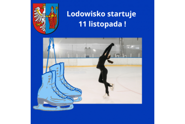 na granatowym tle zdjęcie białej tafli lodowiksa, na nim łyżwiarka ubrana na czarno wykonuje piruet  ma uniesione ręce, na 1 planie duże niebieskie łyżwy zawieszone na sznurówkach 