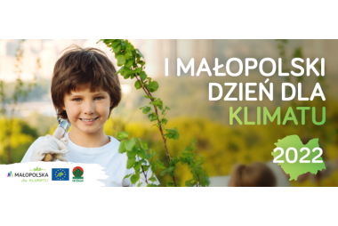 Dziecko podczas sadzenia drzewa 