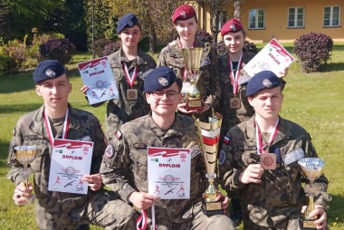 Uczniowie w mundurach wojskowych z dyplomami 