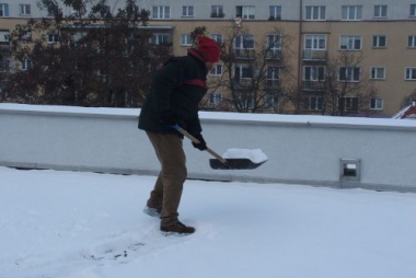 Usuń śnieg z dachu, dbaj o bezpieczeństwo, uniknij kary