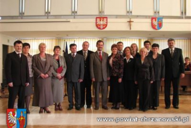 Nagrody Starosty w rękach nauczycieli