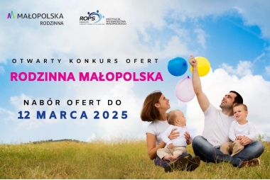 Grafika. Na polu z prawej strony znajduje się 4 osobowa rodzina. Z lewej strony znajduje się pole tekstowe z treścią. W lewym góryn rogu znajdują się logotypy.