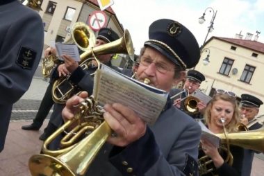 Strażacy z całego powiatu świętowali na trzebińskim rynku 