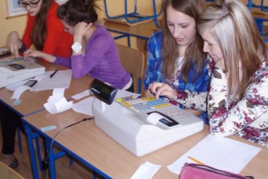 Młodzież z Zespołu Szkół w Libiążu uczy się obsługi kasy fiskalnej 