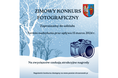Niebiesko białe tło, granatowe napisy, herb powiatu, drzewa bez liści i aparat fotograficzny