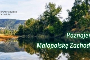 Ciek wodny, drzewa oraz w tle góry