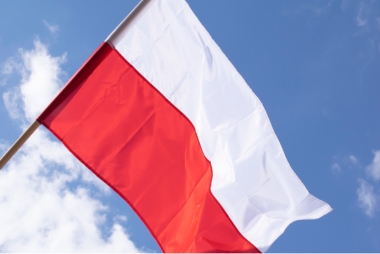 Flaga biało-czerwona na maszcie 