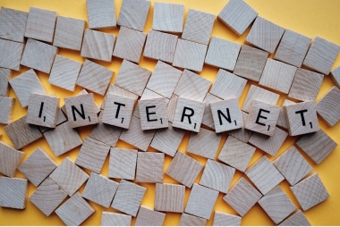 Rozrzucone kostki drewniane z napisem internet 