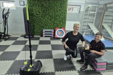 Nauczycielka oraz uczeń w sali do ćwiczeń