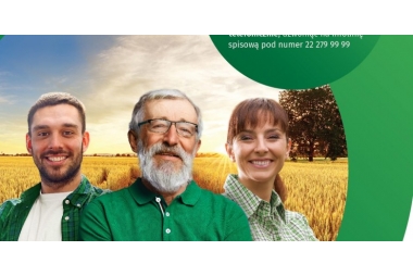 w tle łany zborza na 1 planie od lewej młoy rolnik w białym tshirt i zielonej koszuli, senior w okularach iz brodą w zielonej koszulce polo młoda rolniczka dziewczyna włosy upiete w kucyk, grzywka, koszula jasna w zielono czrna kratkę wszyscy usmiechnieci