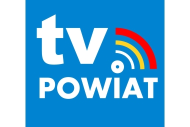 logo tv powiat - błękitne tło biały napis tv powiat  trzy łuki nad litera I czerwony, żółty, biały