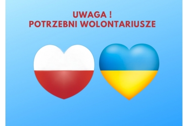 NIEBIESKIE TŁO 2 SERCA Z FLAGĄ PL I FLAGĄ UA NAPIS UWAGA POTRZEBNI WOLONTARIIUSZE 