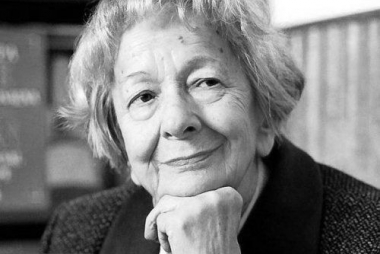 Tomiki poezji Wisławy Szymborskiej i książka z autografem poetki w chrzanowskiej książnicy 