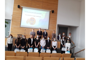 laureaci konkursu ze Starosta i nauczycielami i jury Konkursowym  - w strojach galowych stoją i pozują do wspólnego zdjęcia, w tle prezentacja - napis: Cel bez planu jest tylko życzeniem 