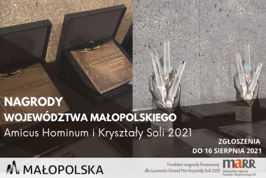 Plakat z przestawiający nagrdy w posaci pamiątkowych tabliczech oraz kryształow soli