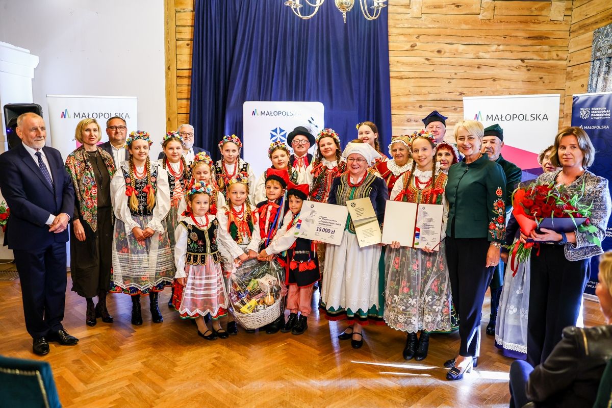 Zespół Krakowiaczek w regionalnych strojach krakowskich , obok 