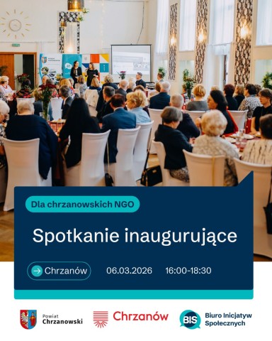 Zdjęcie sali w której siedzi kilkadziesiąt osób przy okrągłych stołach