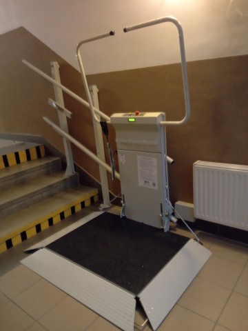 platforma DELTA kolor biało - srebrny przyschodowa do transportu osób niepełnosprawnych - wiidok z dołu schodów